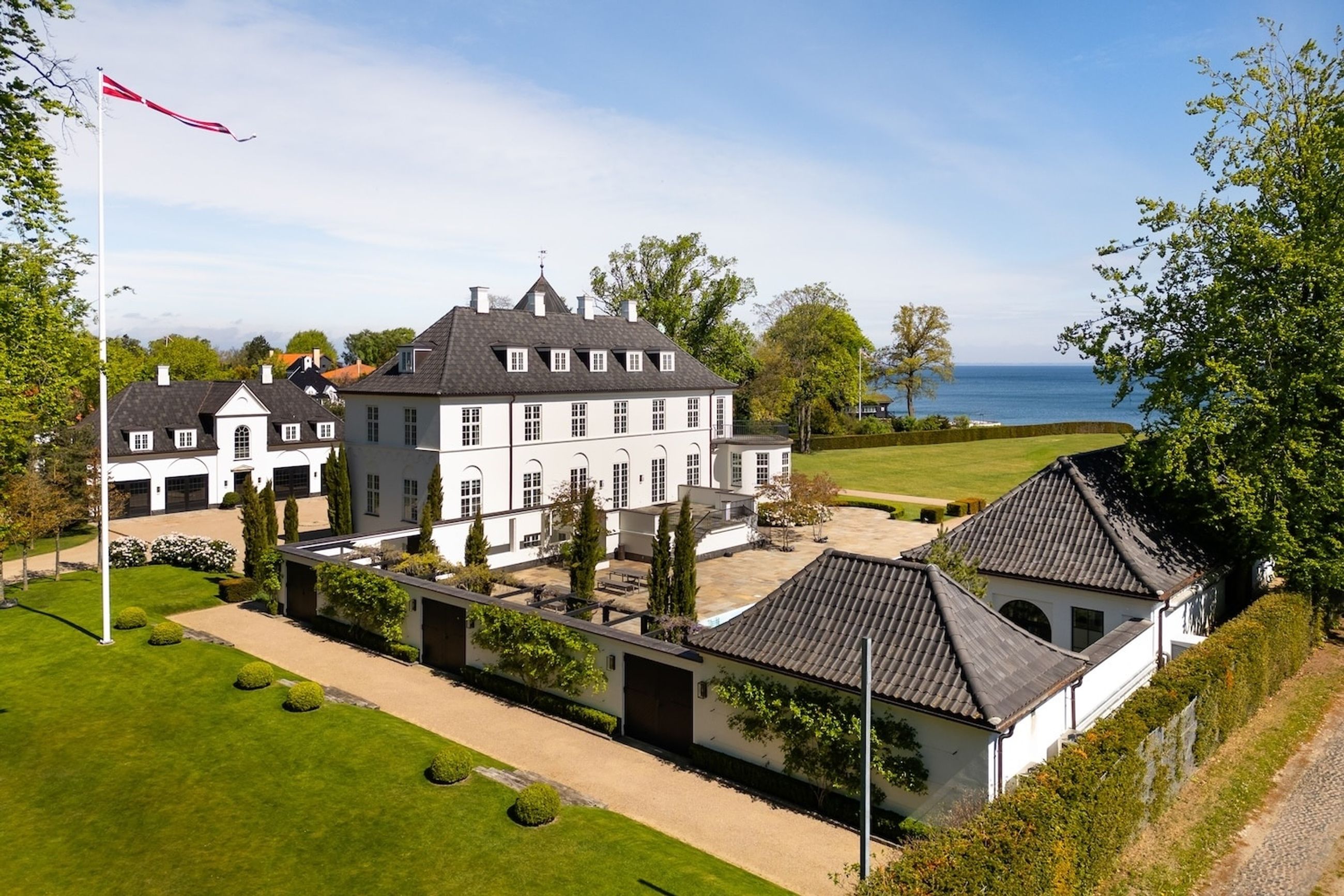 /media/images/a42b4029-032f-47aa-bbf9-b6150d8eaf39/habitat-dk-vedbaek-strandvej-strandridergaarden000.jpg/xl